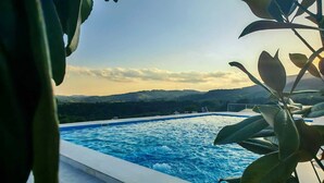 Una piscina con vista su un paesaggio montano.