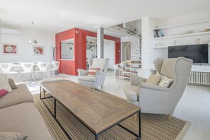 Villa, 4 Bedrooms, Smoking, Private Pool | Living room