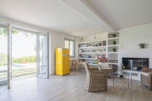 วิลล่า, 4 ห้องนอน, สระว่ายน้ำส่วนตัว, วิวสวน | ห้องนั่งเล่น | หนังสือ