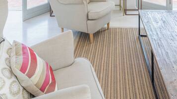 Villa, 4 camere da letto, piscina privata, vista giardino | Soggiorno | Libri