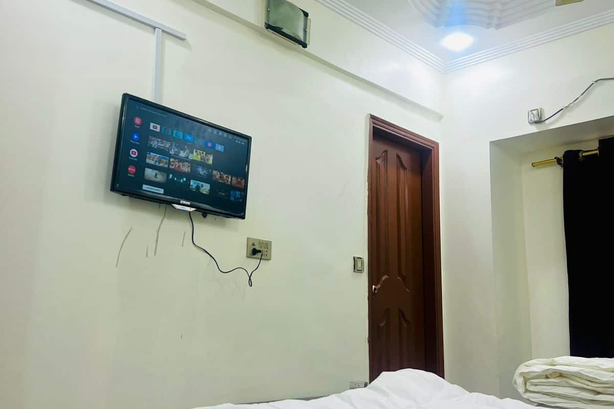 Classic Twin Room | Bathroom | Shower, free toiletries, towels, soap