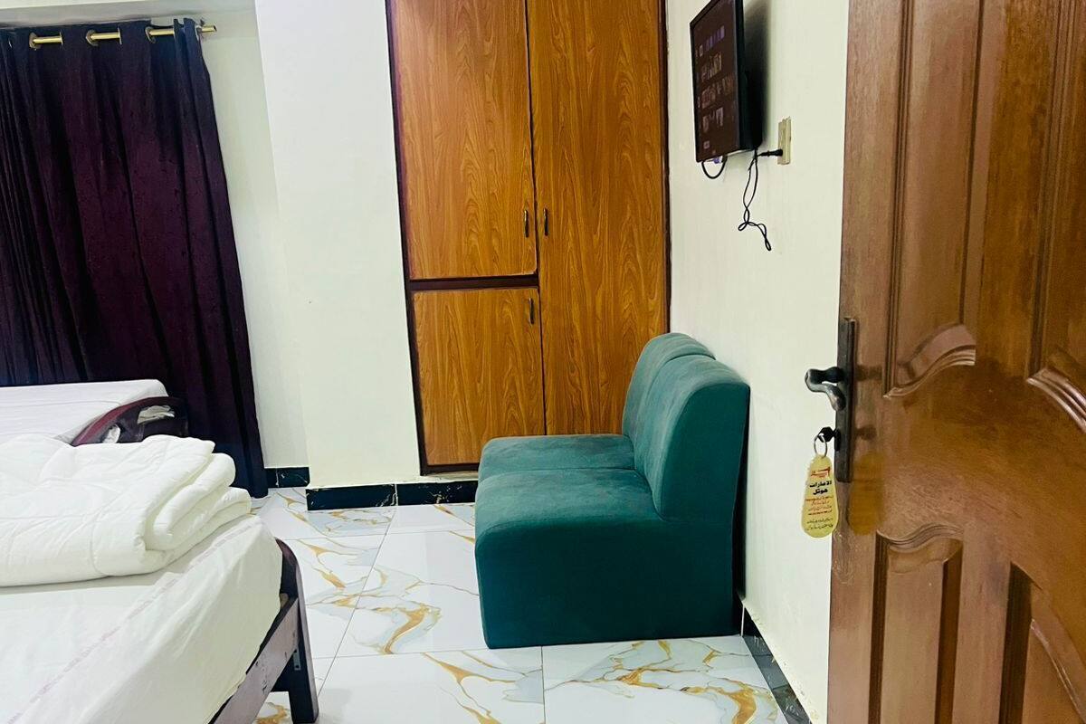 Classic Double Room | Bathroom | Shower, free toiletries, towels, soap