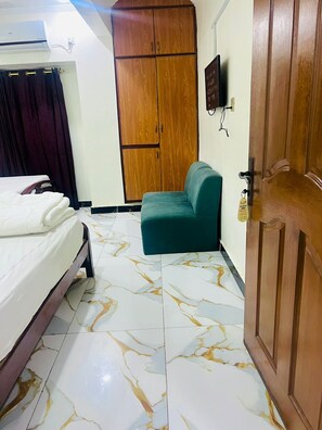 Habitación clásica con 2 camas individuales | Baño | Regadera, amenidades de baño gratuitas, toallas, jabón 
