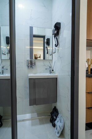 Haartrockner, Bidet, Handtücher, Seife