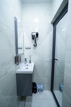 Asciugacapelli, bidet, asciugamani, sapone