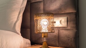 A bedside lamp with a geometric patterned shade on a wooden bedside table. - Business & Chill Studio 3 minutes from the Grand Stade (Tanger)