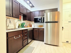 Fridge, microwave, stovetop, dishwasher