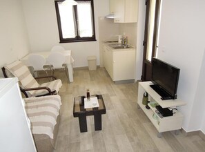 Lägenhet (One Bedroom Apartment with Terrace (o) | Vardagsrum | 32-tums platt-tv med satellitkanaler