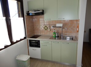Studio (Studio Apartment with Balcony ( owner) | Eget kök | Kylskåp