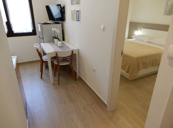 Studio (Classic Studio Apartment with Balcony) | Vardagsrum | 32-tums platt-tv med satellitkanaler