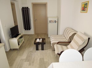 Lägenhet (One Bedroom Apartment with Terrace (o) | Vardagsrum | 32-tums platt-tv med satellitkanaler