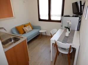 Estudio (Classic Studio Apartment with Balcony) | Sala de estar | Televisión de pantalla plana de 32 pulgadas con canales vía satélite 