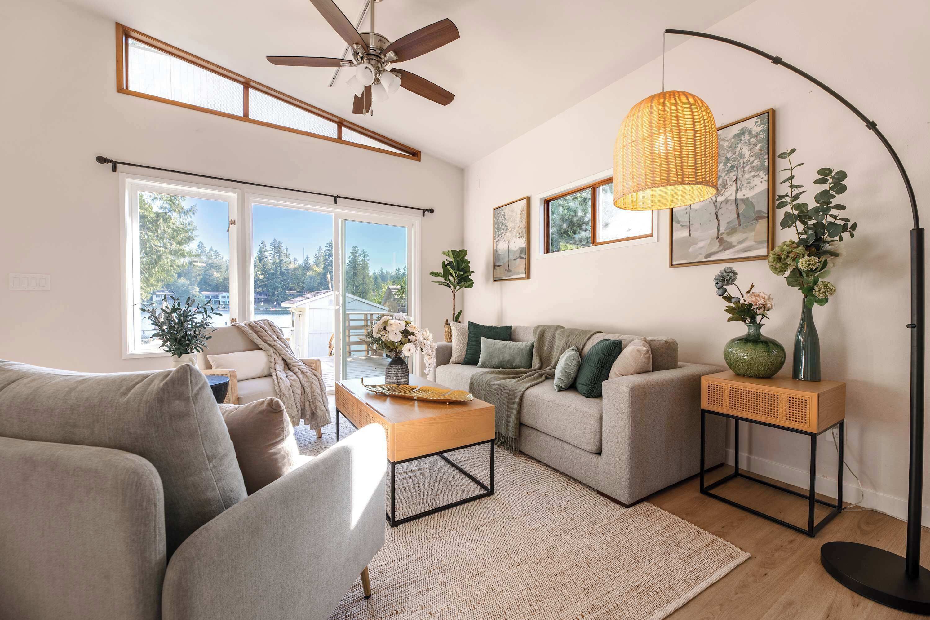 獨棟房屋 (4 Bedrooms) | 客廳 | 壁爐、書籍