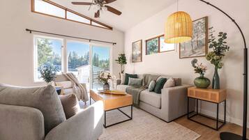 House (4 Bedrooms) | Living room | Fireplace, books