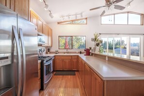 Casa (4 Bedrooms) | Cozinha privada | Geladeira, micro-ondas, fogão, cooktop