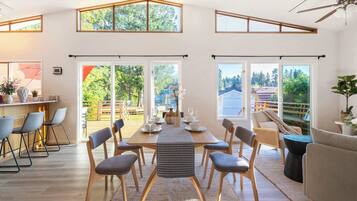 House (4 Bedrooms) | In-room dining