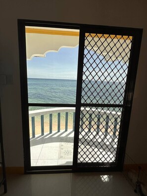 Casa, 3 habitaciones, con acceso para personas discapacitadas, alberca privada | Vista desde la propiedad