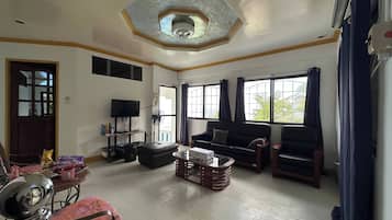 House, 3 Bedrooms, Accessible, Private Pool | Living room