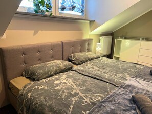 1 habitación y tabla de planchar con plancha 