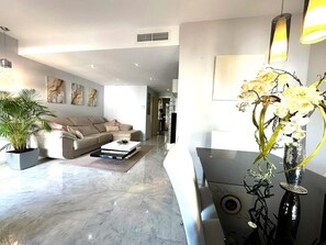 公寓, 3 間臥室, 無障礙, 露台 | 客廳 | 書籍