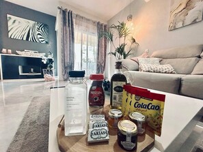 Appartement, 3 chambres, accessible aux personnes à mobilité réduite, balcon | Aire de séjour | Livres