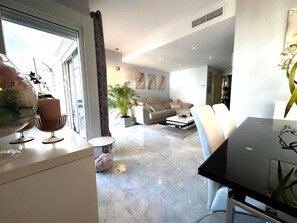 Apartment, 3 Bedrooms, Accessible, Balcony | Living room | Books