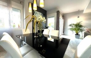 Apartment, 3 Bedrooms, Accessible, Balcony | Living room | Books
