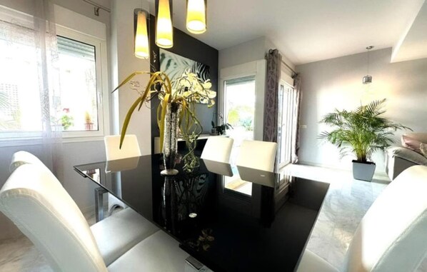 Leilighet, 3 soverom, tilgjengelighetstilpasset, balkong | Oppholdsrom | Bøker