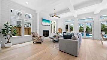 House, 6 Bedrooms | Living area