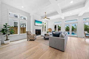 House, 6 Bedrooms | Living area