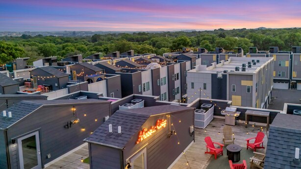 Eine Dachterrasse mit Sitzgelegenheiten und Lichterketten.