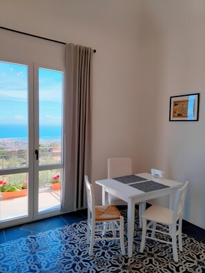 Rom, 1 soverom, røyk, terrasse | Spiseområde