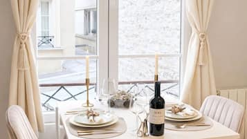 Leilighet – classic, bakgårdsutsikt | Oppholdsområde | En 80-centimeters smart-TV med digitale kanaler