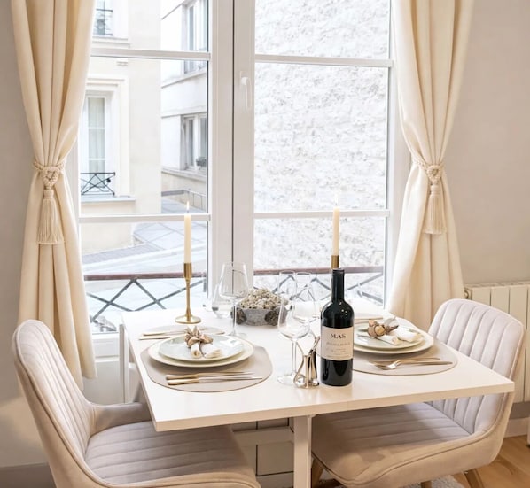 Classic Apartment, Courtyard View | Living area