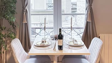 Apartamento clássico, vista para o pátio | Área de estar | Smart TV 80 cm com canais digitais