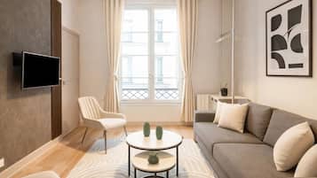 Leilighet – classic, bakgårdsutsikt | Oppholdsområde | En 80-centimeters smart-TV med digitale kanaler