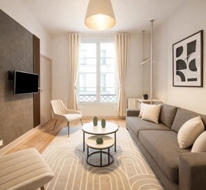 Classic Apartment, Courtyard View | Living area