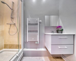 Classic-Apartment, Blick auf den Innenhof | Badezimmer