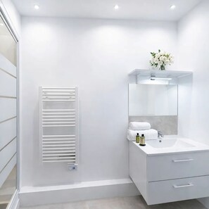 Classic Apartment, Courtyard View | Bathroom - 1630 Ponthieu (Paris)