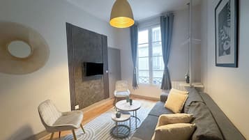 Apartamento clássico, vista para o pátio | Área de estar | Smart TV 80 cm com canais digitais