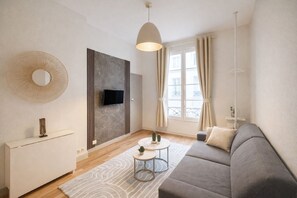 Classic Apartment, Courtyard View | Living area | 80-cm Smart TV with digital channels - 1630 Ponthieu (Paris)