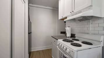 Estudio, 1 cama de matrimonio, cocina, vistas al jardín (Chic City Retreat 99) | Cocina privada | Frigorífico, microondas, placa de cocina y cafetera o tetera