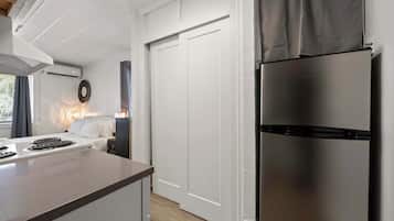 Estudio, 1 cama Queen size, cocina, vista al jardín (Chic City Retreat 99) | Cocina privada | Refrigerador, microondas, parrilla de estufa y cafetera y tetera