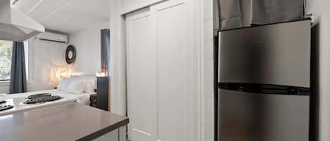 Studio, 1 grand lit, cuisine, vue jardin (Chic City Retreat 99) | Cuisine privée | Réfrigérateur, micro-ondes, plaque de cuisson, cafetière/bouilloire
