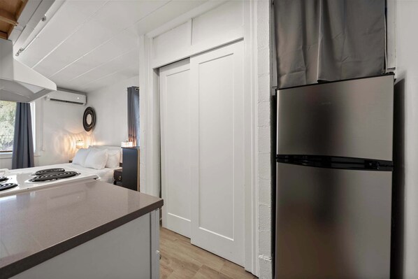 Studio, 1 Queen-Bett, Küche, Gartenblick (Chic City Retreat 99) | Eigene Küche | Kühlschrank, Mikrowelle, Herdplatte, Wasserkocher mit Kaffee-/Teezubehör