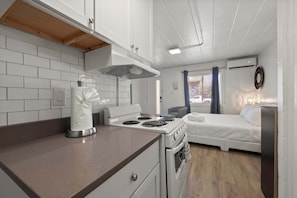 開放式客房, 1 張加大雙人床, 廚房, 花園景觀 (Chic City Retreat 99) | 私人廚房 | 電冰箱、微波爐、爐台、咖啡機/沖茶器