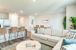 Apartment (3 Bedrooms) | Front of property