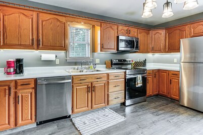 Walk to Town: Charming Unit w/ Balcony in Bedford!
