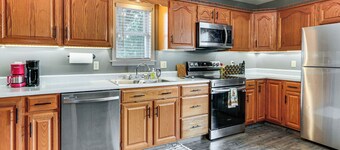 Walk to Town: Charming Unit w/ Balcony in Bedford!