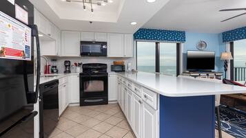 Condo, 3 Bedrooms | Private kitchen | Fridge, oven, coffee/tea maker